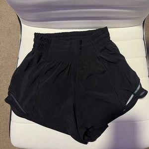Luluemon hotty hot shorts black 2.5